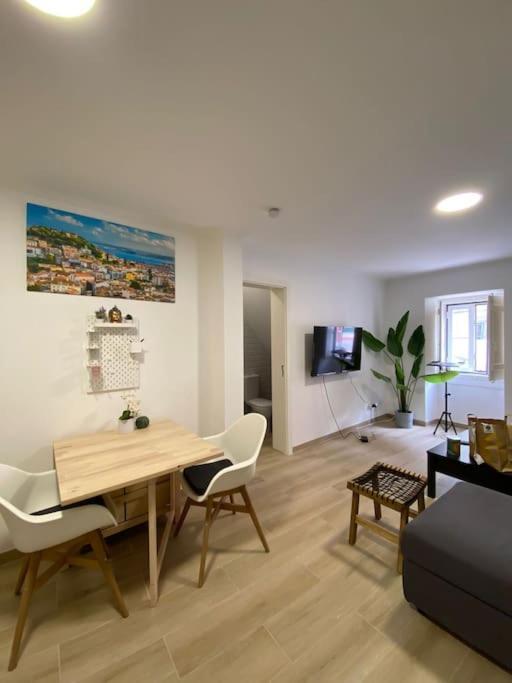 Appartamento Artistic Digital Getaway - Patio & Great Location! Lisbona Esterno foto