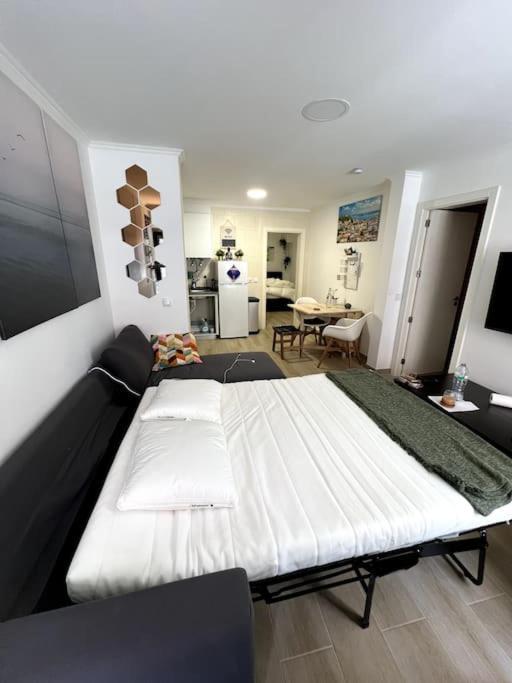 Appartamento Artistic Digital Getaway - Patio & Great Location! Lisbona Esterno foto
