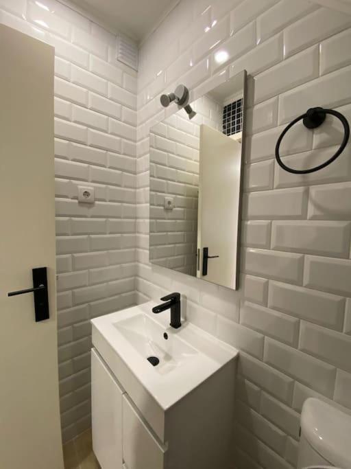 Appartamento Artistic Digital Getaway - Patio & Great Location! Lisbona Esterno foto