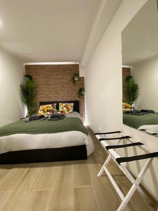 Appartamento Artistic Digital Getaway - Patio & Great Location! Lisbona Esterno foto
