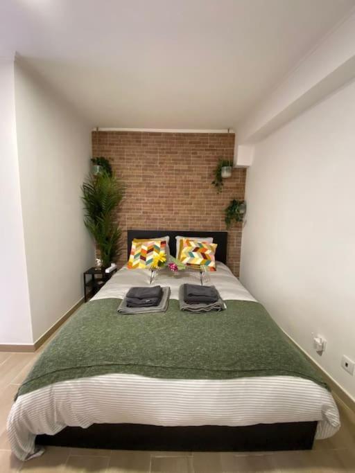 Appartamento Artistic Digital Getaway - Patio & Great Location! Lisbona Esterno foto